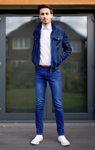 Как носить светло-фиолетовую рубашку с длинным рукавом в клетку с темно-синей джинсовой курткой в 30 лет мужчине в теплую погоду: Темно-синяя джинсовая куртка и светло-фиолетовая рубашка с длинным рукавом в клетку надежно обосновались в гардеробе современных мужчин, помогая создавать выразительные и практичные образы. Этот лук прекрасно дополнят белые высокие кеды из плотной ткани.