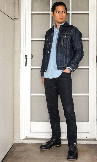 Как носить черные джинсы с синей джинсовой курткой в 30 лет мужчине весна: Сочетание синей джинсовой куртки и черных джинсов — хороший вариант для воплощения мужского ансамбля в стиле smart casual. Этот лук обретет свежее прочтение в тандеме с черными кожаными повседневными ботинками. Этот весенний лук выглядит настолько классно, что тебе непременно захочется его воссоздать.