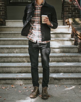 Какие джинсовые куртки носить с разноцветной рубашкой с длинным рукавом мужчине осень: Собираясь в вечера в кино или кафе с подругой, обрати внимание на ансамбль из джинсовой куртки и разноцветной рубашки с длинным рукавом. В паре с этим луком отлично выглядят коричневые кожаные повседневные ботинки. В таком образе будет приятно прогуляться в ласковый осенний денек.