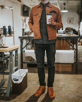 Какие джинсовые куртки носить с коричневыми низкими кедами в 30 лет мужчине в теплую погоду в стиле кэжуал: Комбо из джинсовой куртки и темно-серых джинсов подчеркнет твою индивидуальность. Очень подходяще здесь будут выглядеть коричневые низкие кеды.