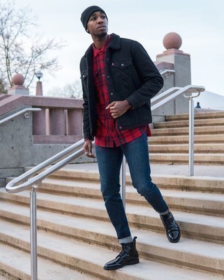 С чем носить темно-красный браслет из бисера в 20 лет мужчине в стиле смарт-кэжуал: Черная джинсовая куртка и темно-красный браслет из бисера — великолепная формула для воплощения приятного и практичного ансамбля. Закончив образ черными кожаными повседневными ботинками, можно привнести в него нотки строгой классики.