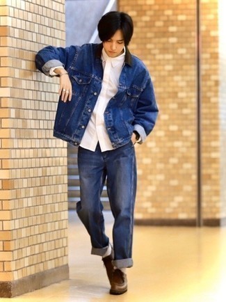 Какие джинсы носить с синей джинсовой курткой подросткам мужчине в теплую погоду: Синяя джинсовая куртка в сочетании с джинсами продолжает импонировать молодым людям, которые любят одеваться с иголочки. Коричневые кожаные ботинки дезерты — хороший выбор, чтобы закончить ансамбль.
