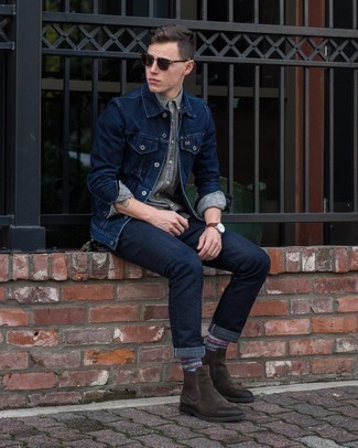 Как носить темно-синие джинсы с темно-синей джинсовой курткой в 20 лет мужчине осень: Если ты любишь выглядеть с иголочки, чувствуя себя при этом комфортно и расслабленно, примерь на себя это сочетание темно-синей джинсовой куртки и темно-синих джинсов. Чтобы немного разнообразить образ и сделать его элегантнее, можно надеть темно-коричневые замшевые ботинки челси. Вне всякого сомнения, подобное сочетание вещей будет выглядеть с иголочки в солнечный осенний день.