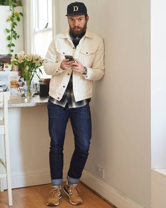 Как носить темно-синие джинсы с бежевыми кроссовками мужчине в стиле кэжуал: Сочетание белой джинсовой куртки и темно-синих джинсов позволит выглядеть аккуратно, а также подчеркнуть твой индивидуальный стиль. Незаурядные парни закончат образ бежевыми кроссовками.