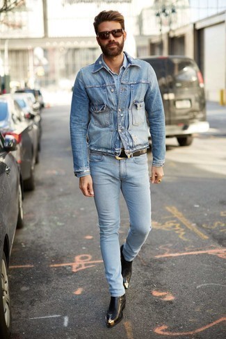 С чем носить голубые зауженные джинсы в 30 лет мужчине весна: Современным джентльменам, которые хотят держать руку на пульсе последних тенденций, рекомендуем обратить внимание на это сочетание голубой джинсовой куртки и голубых зауженных джинсов. Разнообразить образ и добавить в него толику классики помогут черные кожаные ботинки челси. Этот образ идеально подходит для непонятной весенней погоды.