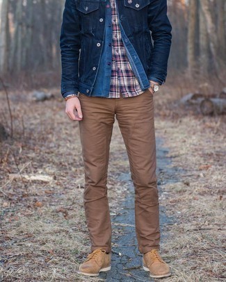 С чем носить светло-коричневые туфли дерби осень в стиле смарт-кэжуал: Темно-синяя джинсовая куртка и коричневые брюки чинос — необходимые элементы образцового мужского гардероба. Любишь необычные сочетания? Дополни образ светло-коричневыми туфлями дерби. Думается, это здоровский вариант в непогожий осенний день.