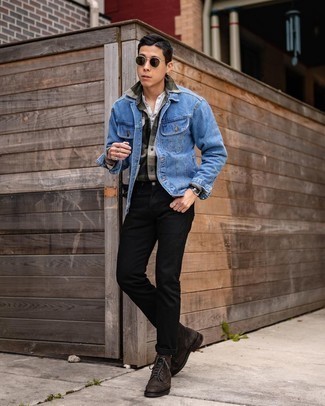 С чем носить темно-коричневые замшевые повседневные ботинки в 20 лет мужчине осень в стиле кэжуал: Образ из синей джинсовой куртки и черных джинсов — хороший пример современного стиля в большом городе. Этот образ легко получает новое прочтение в сочетании с темно-коричневыми замшевыми повседневными ботинками. Думается, это классный вариант на осеннее время года.