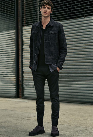 Модный лук: черная джинсовая куртка, темно-серая рубашка с длинным рукавом из шамбре, черная футболка с круглым вырезом, черные брюки чинос