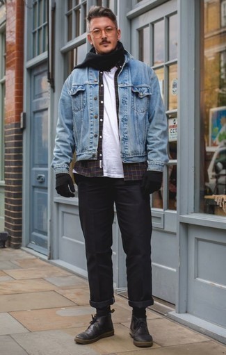 Как носить брюки чинос с джинсовой курткой в стиле кэжуал: Джинсовая куртка в паре с брюками чинос поможет подчеркнуть твой индивидуальный стиль. В тандеме с этим ансамблем наиболее удачно будут смотреться черные кожаные ботинки дезерты.