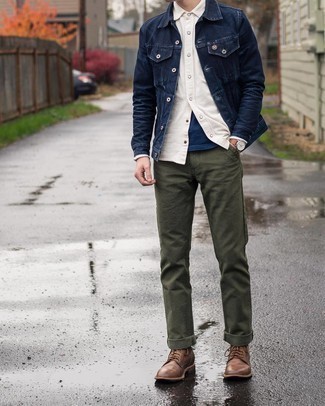 Как носить рубашку с длинным рукавом с джинсовой курткой мужчине: Сочетание джинсовой куртки и рубашки с длинным рукавом несомненно будет обращать на себя взгляды прекрасного пола. В паре с этим луком отлично смотрятся коричневые кожаные повседневные ботинки.