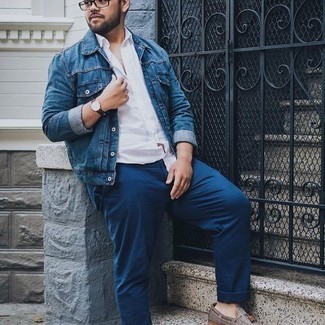 С чем носить синюю джинсовую куртку мужчине: Тандем синей джинсовой куртки и синих брюк чинос смотрится привлекательно и современно. И почему бы не привнести в повседневный лук чуточку стильной строгости с помощью серых лоферов с кисточками из плотной ткани?