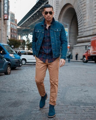 С чем носить темно-синие замшевые повседневные ботинки мужчине в теплую погоду: Удобное сочетание темно-синей джинсовой куртки и табачных брюк чинос без сомнений будет обращать на себя взоры прекрасных дам. Не прочь сделать лук немного строже? Тогда в качестве дополнения к этому луку, стоит выбрать темно-синие замшевые повседневные ботинки.