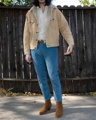 С чем носить светло-коричневую джинсовую куртку мужчине весна: Светло-коричневая джинсовая куртка и синие вельветовые брюки чинос выигрышно впишутся в мужской образ в стиле casual. Хочешь сделать образ немного строже? Тогда в качестве обуви к этому образу, обрати внимание на коричневые замшевые ботинки челси. Такое сочетание одежды определенно придется тебе по вкусу весной.