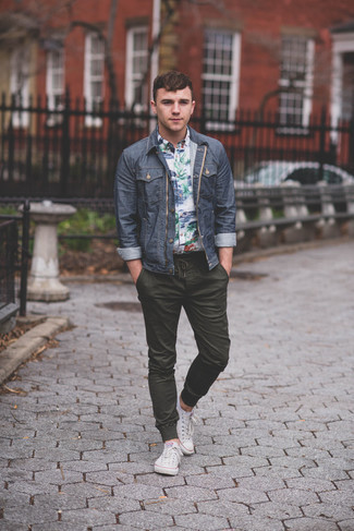 С чем носить темно-синюю джинсовую куртку в 20 лет мужчине: Если ты любишь одеваться с иголочки, и при этом чувствовать себя комфортно и уверенно, стоит опробировать это сочетание темно-синей джинсовой куртки и темно-зеленых брюк чинос. Чтобы лук не получился слишком отполированным, можно завершить его белыми низкими кедами из плотной ткани.