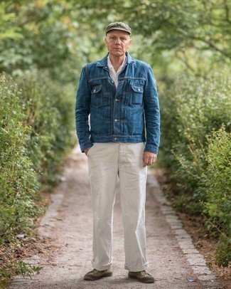 Какие брюки чинос носить с оливковыми низкими кедами в теплую погоду: Темно-синяя джинсовая куртка чудесно сочетается с брюками чинос. Чтобы добавить в лук толику непринужденности , на ноги можно надеть оливковые низкие кеды.
