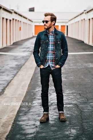 Какие джинсовые куртки носить с коричневыми повседневными ботинками мужчине в теплую погоду в стиле кэжуал: Джинсовая куртка будет выглядеть прекрасно в тандеме с темно-синими джинсами. В паре с коричневыми повседневными ботинками такой образ смотрится особенно гармонично.