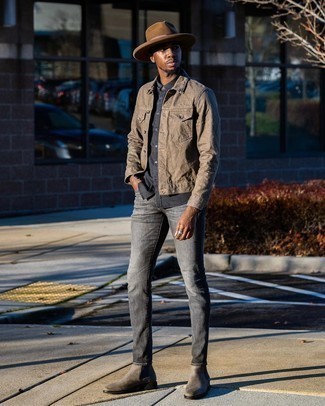 С чем носить серые замшевые ботинки мужчине: Образ из коричневой джинсовой куртки и серых джинсов выглядит привлекательно и современно. Этот ансамбль обретает свежее прочтение в тандеме с серыми замшевыми ботинками.