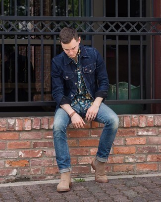 Какие ботинки челси носить с синей джинсовой курткой мужчине в стиле смарт-кэжуал: Фанатам непринужденного стиля придется по вкусу ансамбль из синей джинсовой куртки и синих джинсов. Разнообразить образ и добавить в него толику классики позволят ботинки челси.