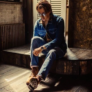 Как носить темно-синие джинсы с коричневыми замшевыми повседневными ботинками в 30 лет мужчине: Сочетание темно-синей джинсовой куртки и темно-синих джинсов поможет подчеркнуть твою индивидуальность. Такой образ получит новое прочтение в паре с коричневыми замшевыми повседневными ботинками.
