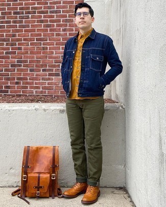 Как носить рубашку с коротким рукавом с ботинками броги в 30 лет: Дуэт рубашки с коротким рукавом и оливковых джинсов позволит создать необычный мужской лук в повседневном стиле. Сделать лук элегантнее помогут ботинки броги.