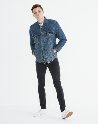 С чем носить черные зауженные джинсы мужчине лето: Темно-синяя джинсовая куртка в сочетании с черными зауженными джинсами позволит выразить твою индивидуальность. Вкупе с этим ансамблем органично выглядят белые низкие кеды из плотной ткани. Пережить невыносимый летний зной в таком луке определенно легче.