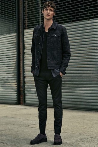 Какие джинсовые куртки носить с черными брюками чинос в стиле смарт-кэжуал: Сочетание джинсовой куртки и черных брюк чинос позволит подчеркнуть твою индивидуальность и выигрышно выделиться из серой массы. Такой лук обретет новое прочтение в сочетании с темно-серыми замшевыми монками с двумя ремешками.
