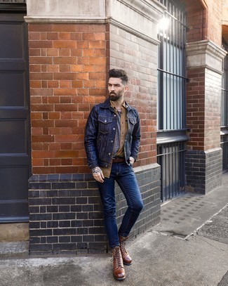 Как носить синие джинсы с темно-коричневыми кожаными повседневными ботинками в 30 лет мужчине в теплую погоду: Темно-синяя джинсовая куртка и синие джинсы будут отлично смотреться в стильном гардеробе самых взыскательных джентльменов. Любители свежих идей могут дополнить ансамбль темно-коричневыми кожаными повседневными ботинками, тем самым добавив в него немного классики.