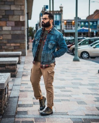 Какие джинсовые куртки носить с темно-зелеными низкими кедами мужчине осень в стиле кэжуал: Джинсовая куртка и светло-коричневые брюки карго будут стильно смотреться в стильном гардеробе самых взыскательных парней. В тандеме с этим луком наиболее уместно будут выглядеть темно-зеленые низкие кеды. Безусловно, такое сочетание одежды будет выглядеть великолепно в погожий осенний день.