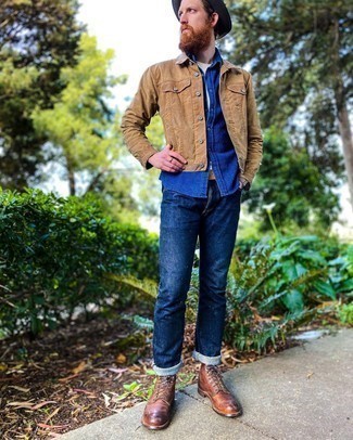 Как носить темно-синие джинсы с коричневыми кожаными повседневными ботинками в 30 лет мужчине в стиле кэжуал: Коричневая джинсовая куртка и темно-синие джинсы украсят твой гардероб. И почему бы не привнести в этот ансамбль на каждый день толику стильной строгости с помощью коричневых кожаных повседневных ботинок?