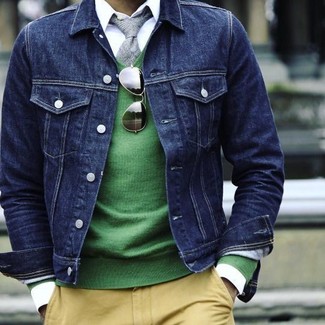 Модный лук: темно-синяя джинсовая куртка, зеленый свитер с v-образным вырезом, белая классическая рубашка, желтые брюки чинос