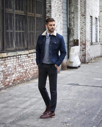 Какие джинсовые куртки носить с серым свитером с v-образным вырезом мужчине в деловом стиле: Джинсовая куртка и серый свитер с v-образным вырезом — прекрасный выбор, если ты ищешь расслабленный, но в то же время модный мужской ансамбль. Теперь почему бы не привнести в повседневный лук толику изысканности с помощью темно-красных кожаных классических ботинок?