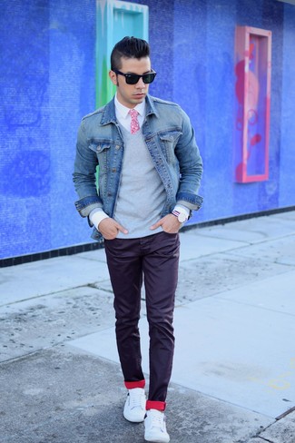 Как носить темно-пурпурные джинсы с синей джинсовой курткой мужчине в теплую погоду: Синяя джинсовая куртка и темно-пурпурные джинсы — must have вещи в гардеробе парней с чувством стиля. В паре с этим образом великолепно смотрятся белые низкие кеды.