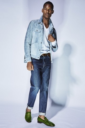 С чем носить темно-зеленые лоферы в 20 лет мужчине в стиле кэжуал: Если ты любишь одеваться с иголочки, чувствуя себя при этом комфортно и нескованно, опробируй это сочетание голубой джинсовой куртки и темно-синих джинсов. И почему бы не привнести в повседневный лук чуточку элегантности с помощью темно-зеленых лоферов?