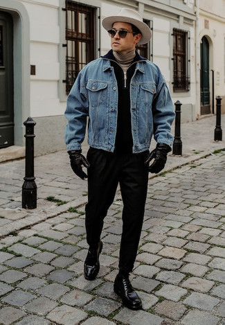 С чем носить голубую джинсовую куртку мужчине: Сделай ставку на легкость и непринужденность в голубой джинсовой куртке и черных брюках чинос. Очень органично здесь выглядят черные кожаные туфли дерби.