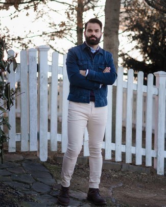 Какие повседневные ботинки носить с темно-синей джинсовой курткой мужчине осень: Темно-синяя джинсовая куртка идеально гармонирует с бежевыми джинсами. Почему бы не добавить в повседневный образ чуточку стильной строгости с помощью повседневных ботинок? Если хочешь выглядеть по-осеннему эффектно и интересно, определенно возьми этот ансамбль на заметку.