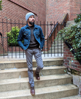 Как носить темно-синюю джинсовую куртку с табачными кожаными повседневными ботинками мужчине в теплую погоду: Дуэт темно-синей джинсовой куртки и серых брюк чинос позволит создать необыденный мужской образ в стиле casual. Такой образ легко получает свежее прочтение в тандеме с табачными кожаными повседневными ботинками.