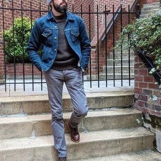 Как носить серые брюки чинос с темно-синей джинсовой курткой весна в стиле смарт-кэжуал: Темно-синяя джинсовая куртка и серые брюки чинос гармонично вписываются в гардероб самых взыскательных парней. Почему бы не добавить в этот образ на каждый день чуточку изысканности с помощью коричневых кожаных повседневных ботинок? Мы откровенно не ровно дышим к этому луку и без сомнений возьмем его на заметку для того времени, когда зимняя пора меняется на весну.
