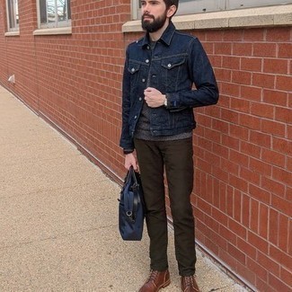 Как носить синюю джинсовую куртку с темно-коричневыми повседневными ботинками мужчине: Поклонникам стиля кэжуал будет по вкусу сочетание синей джинсовой куртки и темно-коричневых брюк чинос. Думаешь сделать образ немного строже? Тогда в качестве обуви к этому луку, выбери темно-коричневые повседневные ботинки.