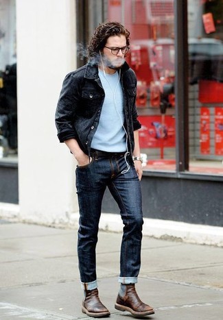 Как носить синие джинсы с темно-коричневыми кожаными ботинками челси мужчине в стиле смарт-кэжуал: Ансамбль из черной джинсовой куртки и синих джинсов позволит выглядеть по моде, а также выразить твой личный стиль. Почему бы не добавить в этот ансамбль на каждый день чуточку консерватизма с помощью темно-коричневых кожаных ботинок челси?
