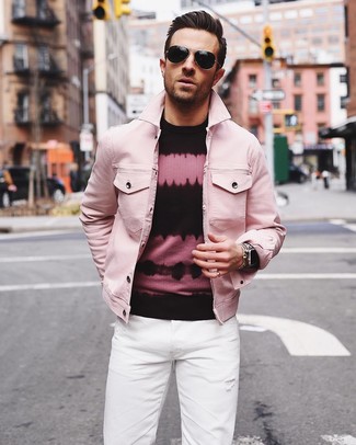 С чем носить ярко-розовую джинсовую куртку в 20 лет мужчине в теплую погоду в стиле кэжуал: Образ из ярко-розовой джинсовой куртки и белых джинсов поможет выглядеть аккуратно, а также подчеркнуть твой личный стиль.