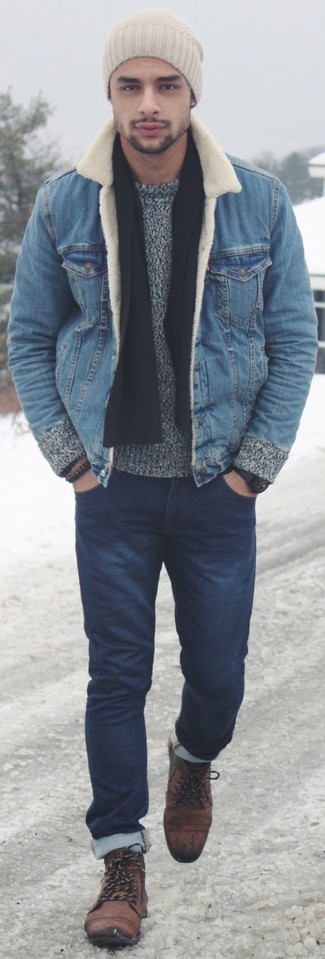 Как носить синюю джинсовую куртку с темно-синими зауженными джинсами мужчине в стиле смарт-кэжуал: Несмотря на то, что это достаточно простой лук, образ из синей джинсовой куртки и темно-синих зауженных джинсов неизменно нравится стильным мужчинам, покоряя при этом сердца прекрасных дам. Уравновесить ансамбль и добавить в него чуточку классики помогут коричневые замшевые повседневные ботинки.