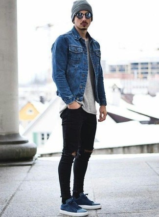 С чем носить синюю джинсовую куртку мужчине весна: Если в одежде ты делаешь ставку на удобство и практичность, синяя джинсовая куртка и черные рваные зауженные джинсы — классный выбор для стильного повседневного мужского образа. Думаешь привнести в этот наряд нотку строгости? Тогда в качестве обуви к этому образу, выбери темно-синие замшевые низкие кеды. Когда холодная пора сменяется более теплой погодой, такое сочетание одежды всегда в ходу у многих молодых людей.