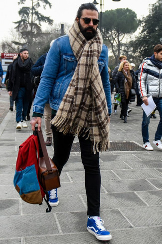 С чем носить разноцветный рюкзак из плотной ткани в 30 лет мужчине в теплую погоду: Синяя джинсовая куртка и разноцветный рюкзак из плотной ткани — отличный ансамбль для веселого выходного дня. Если ты предпочитаешь смелые решения в своих образах, закончи этот синими низкими кедами из плотной ткани.