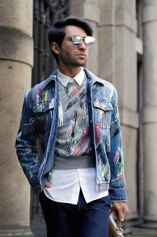 С чем носить серебряные солнцезащитные очки мужчине в теплую погоду в стиле смарт-кэжуал: Синяя джинсовая куртка и серебряные солнцезащитные очки — замечательная формула для создания привлекательного и практичного лука.
