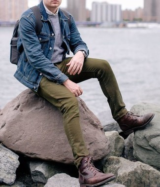С чем носить серебряный рюкзак в 30 лет мужчине: Такое лаконичное и удобное сочетание базовых вещей, как синяя джинсовая куртка и серебряный рюкзак, полюбится парням, которые любят проводить дни в постоянном движении. Этот образ обретет новое прочтение в паре с темно-красными кожаными повседневными ботинками.