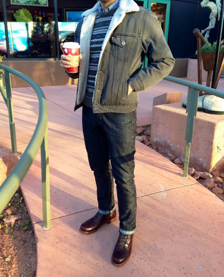 Какие джинсовые куртки носить с темно-серыми джинсами мужчине в стиле смарт-кэжуал: Джинсовая куртка в паре с темно-серыми джинсами — прекрасная идея для создания мужского образа в стиле business casual. Теперь почему бы не привнести в повседневный образ чуточку изысканности с помощью темно-коричневых кожаных повседневных ботинок?