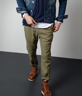 Модный лук: темно-синяя джинсовая куртка, темно-синий свитер с круглым вырезом, белая футболка с длинным рукавом, оливковые брюки чинос