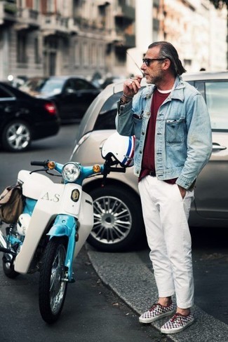 С чем носить красно-белые кеды мужчине: Голубая джинсовая куртка и белые брюки чинос будут стильно смотреться в стильном гардеробе самых взыскательных парней. Чтобы образ не получился слишком отполированным, можешь завершить его красно-белыми кедами.