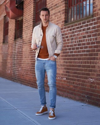 Какие джинсовые куртки носить с коричневыми низкими кедами в 30 лет мужчине в теплую погоду в стиле кэжуал: Джинсовая куртка и голубые джинсы — неотъемлемые элементы в гардеробе молодых людей с превосходным чувством стиля. В качестве завершения этого образа сюда напрашиваются коричневые низкие кеды.