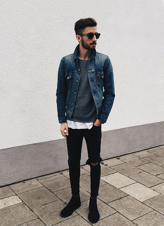 Как носить синюю джинсовую куртку с черными замшевыми ботинками дезертами в 20 лет в теплую погоду: Синяя джинсовая куртка и черные рваные зауженные джинсы — превосходная формула для воплощения приятного и практичного ансамбля. Любители свежих идей могут дополнить образ черными замшевыми ботинками дезертами, тем самым добавив в него немного элегантности.